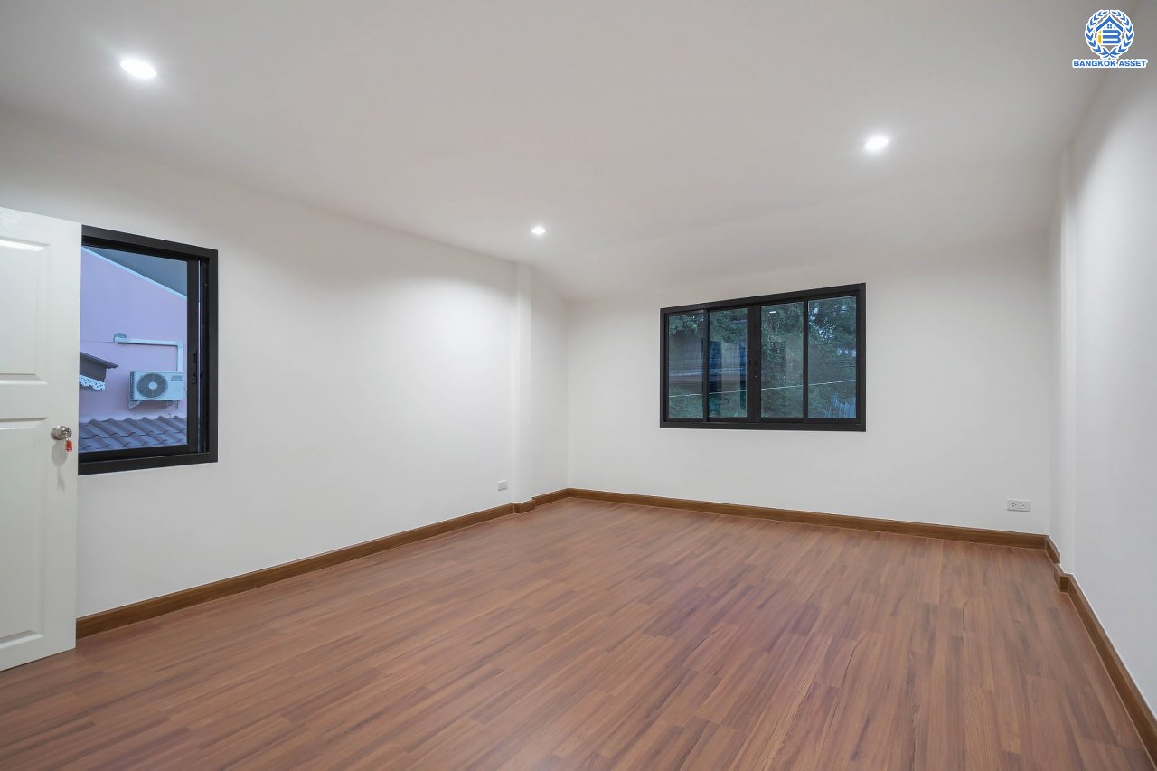 บ้านมือสองตกแต่งใหม่ โครงการ ลานทอง ติวานนท์-ปากเกร็ด เนื้อที่ 40 ตร.ว. ฟังก์ชัน 3 ห้องนอน 2 ห้องน้ำ จอดรถได้ 2คัน บนทำเลทองเดินทางสะดวกติด ถ.ติวานนท์ ใกล้ห้าแยกปากเกร็ด เมืองทองธานี, เซ็นทรัลแจ้งวัฒนะ รถไฟฟ้าสายสีชมพู "สถานีปากเกร็ด" และจุดขึ้นทางด่วน "แจ้งวัฒนะ"